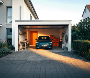 Auto in einer offenen Garage eines Einfamilienhauses