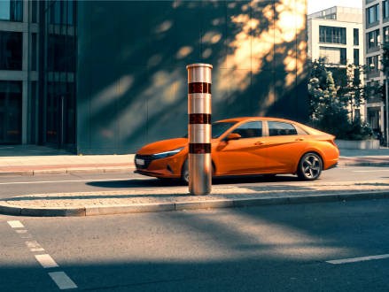 Auto fährt an einer stationären Radarfalle in der Stadt vorbei