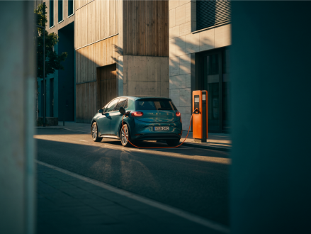 Elektroauto an einer öffentlichen Ladesäule in der Stadt