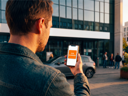 Mann ruft die eVB-Nummer für die Kfz-Zulassung auf seinem Smartphone auf