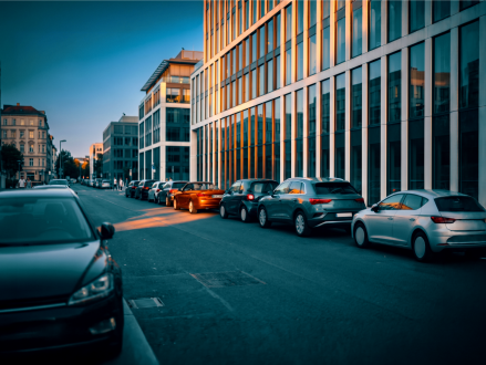 Mehrere geparkte Autos entlang einer Straße in der Innenstadt