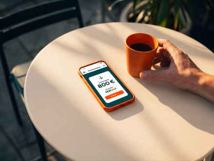 Smartphone zeigt einen Geldeingang auf einem digitalen Konto an