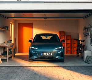 Auto in einer offenen Garage eines Einfamilienhauses