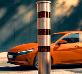 Auto fährt an einer stationären Radarfalle in der Stadt vorbei