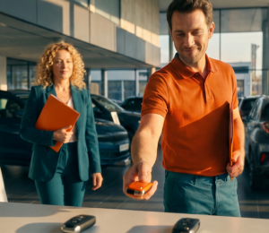 Frau und Mann wählen Autoschlüssel bei einer Fahrzeugübergabe aus