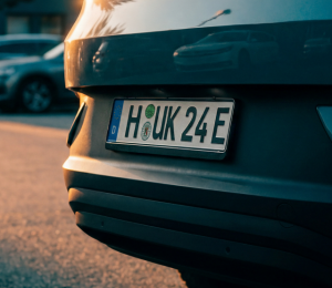 Elektroauto mit deutschem E-Kennzeichen für elektrisch betriebene Fahrzeuge