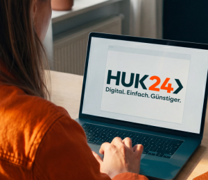 Frau nutzt einen Laptop mit geöffneter HUK24 Website