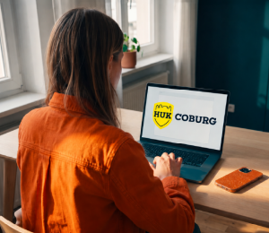 Frau nutzt einen Laptop mit geöffneter HUK24 Website