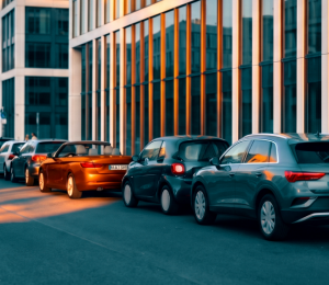 Mehrere geparkte Autos entlang einer Straße in der Innenstadt