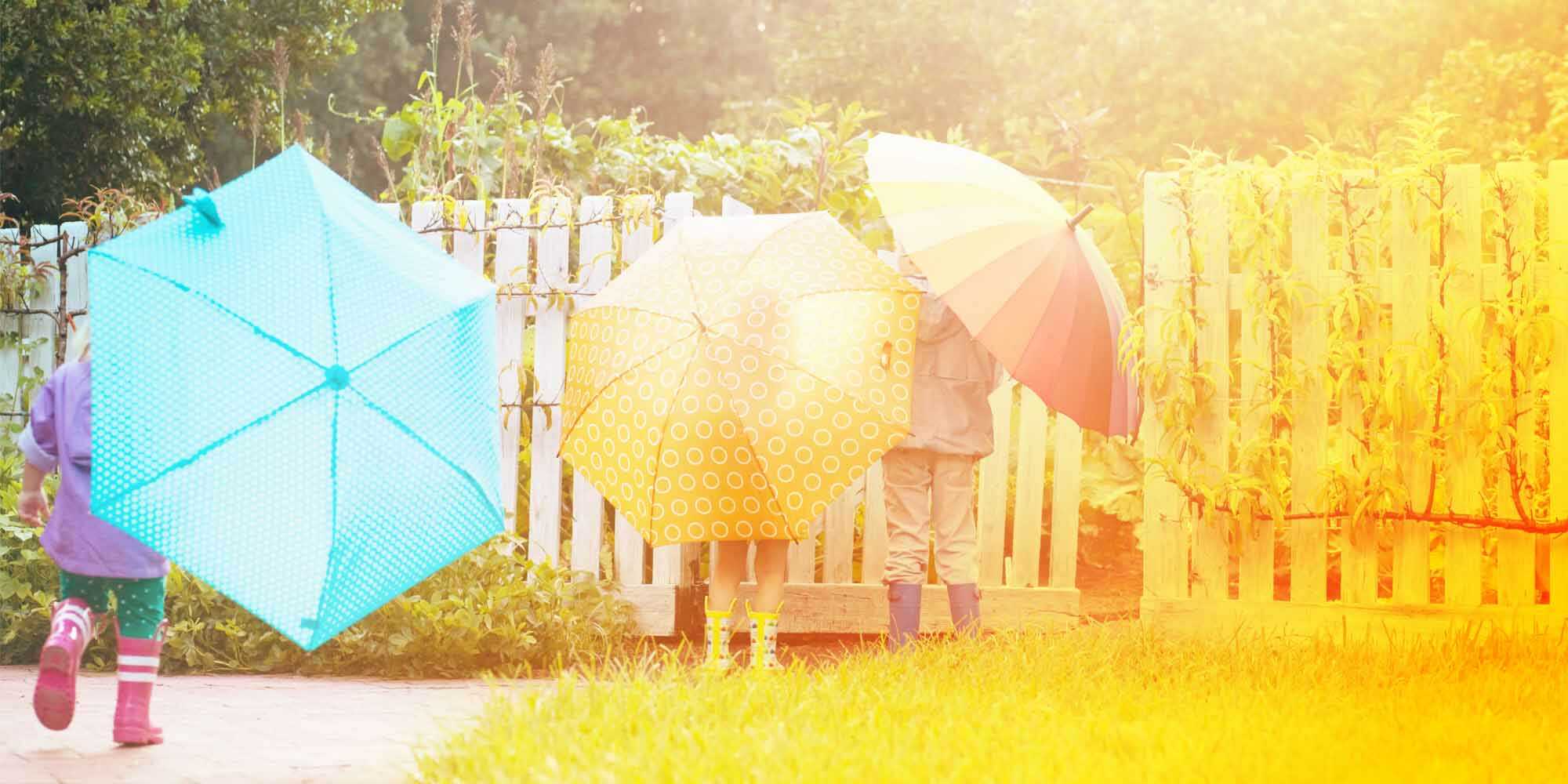 Kinder mit Regenschirmen