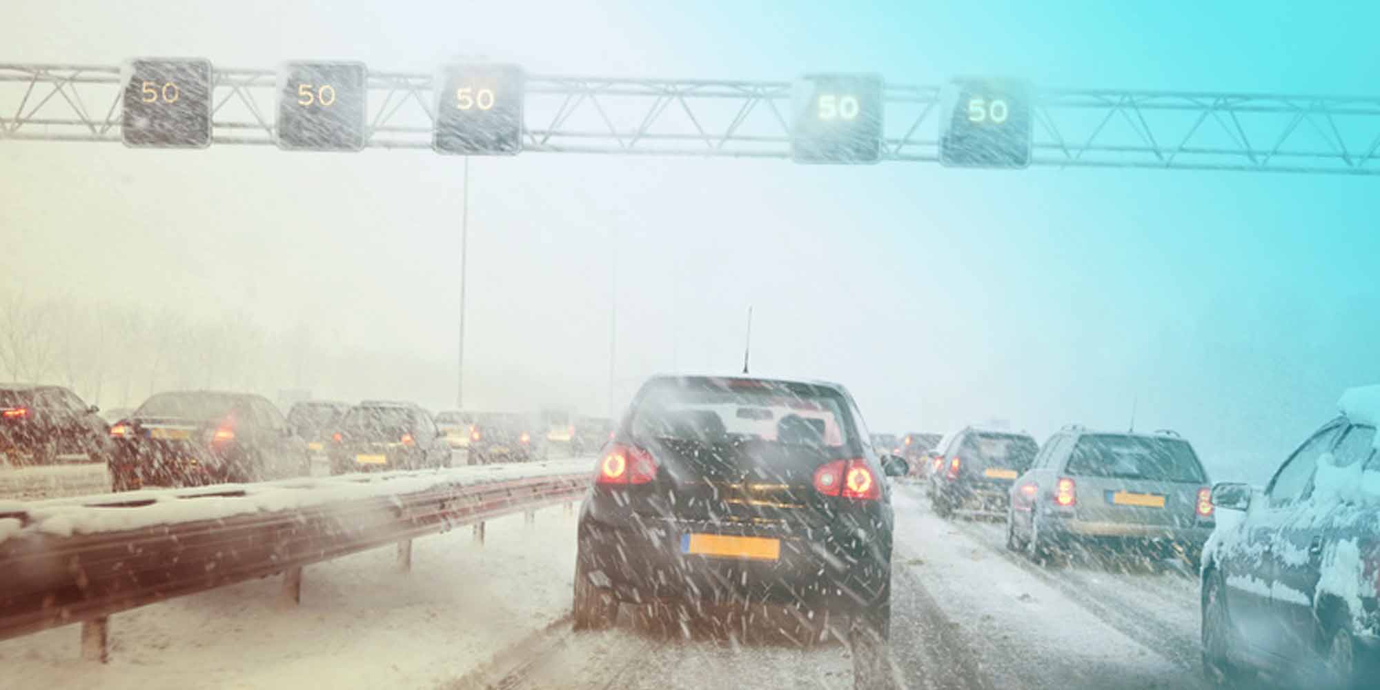 Schneesturm auf der Autobahn