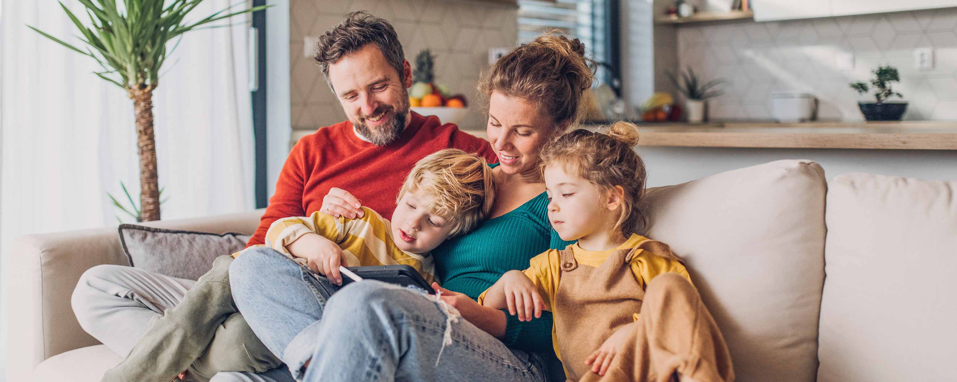 Familie auf Sofa