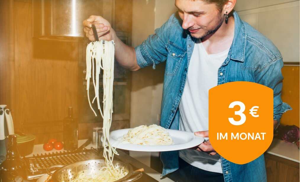 Ein junger Mann legt sich Nudeln aus dem Topf heraus auf seinen Teller.