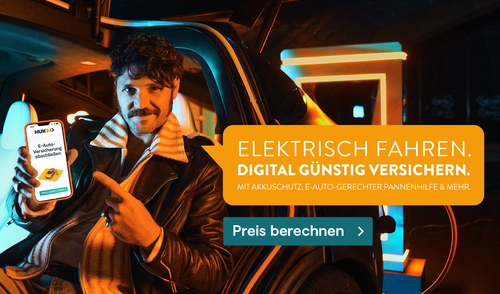 Ein Mann mit Lederjacke sitzt in einem E-Auto und zeigt auf sein Handy. Sprechblase: Elektrisch fahren. Digital günstig versichern.